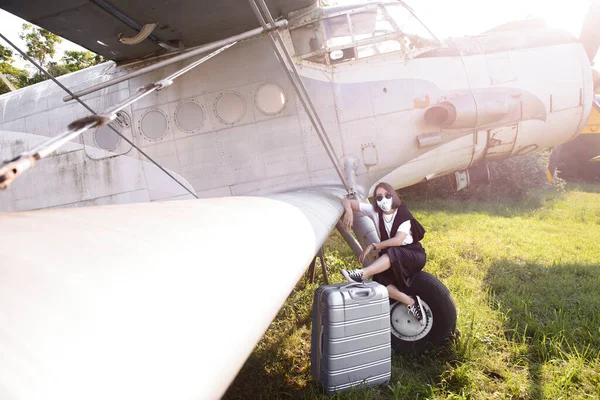 Jovem Mulher Roupas Simples Modernas Óculos Uma Máscara Sentado Avião — Fotografia de Stock