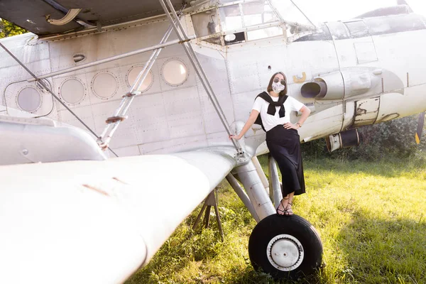 Jovem Mulher Roupas Planas Modernas Óculos Uma Máscara Posando Avião — Fotografia de Stock