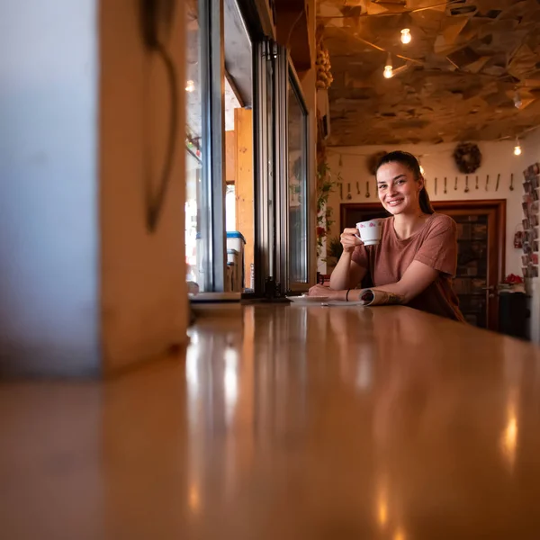 Jovem Mulher Bebendo Café Pequeno Café Retro — Fotografia de Stock