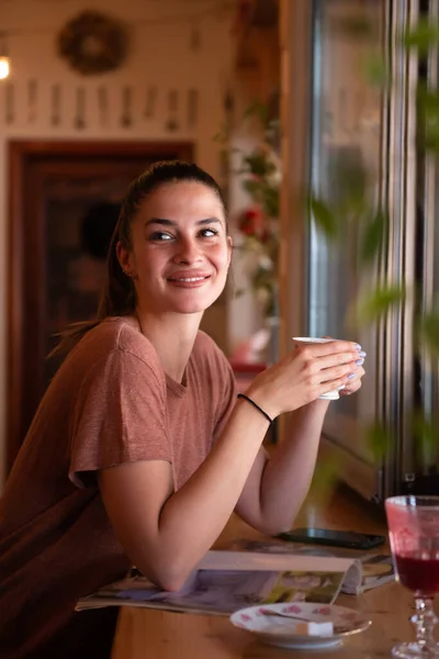 Молодая Женщина Пьет Кофе Маленьком Ретро Кафе — стоковое фото
