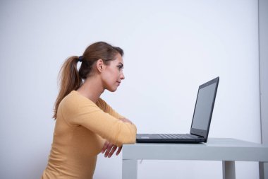 Bilgisayarındaki genç kız.