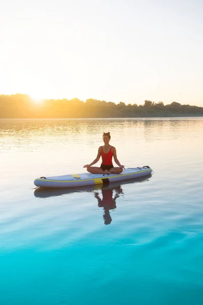 Mujer Meditando Practicando Yoga Durante Amanecer Paddle Board — Foto de Stock