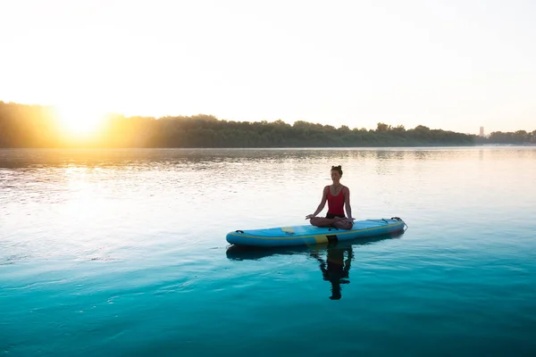 Mujer Meditando Practicando Yoga Durante Amanecer Paddle Board — Foto de Stock