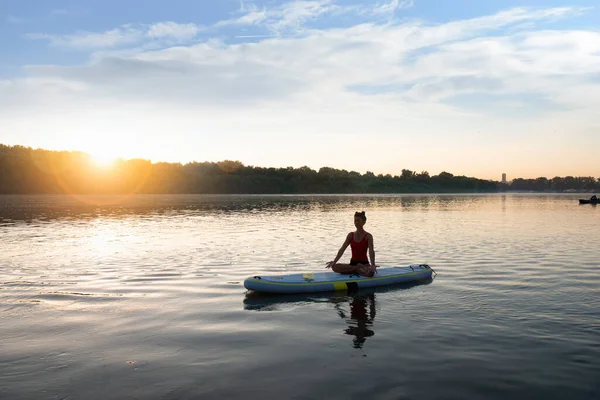 Mulher Meditando Praticando Ioga Durante Nascer Sol Paddle Board — Fotografia de Stock