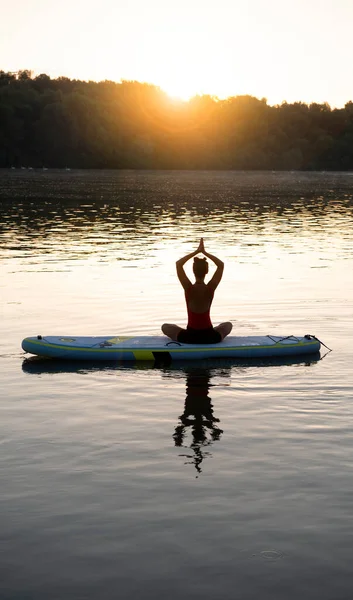 Frau Meditiert Und Praktiziert Yoga Bei Sonnenaufgang Paddelbrett — Stockfoto