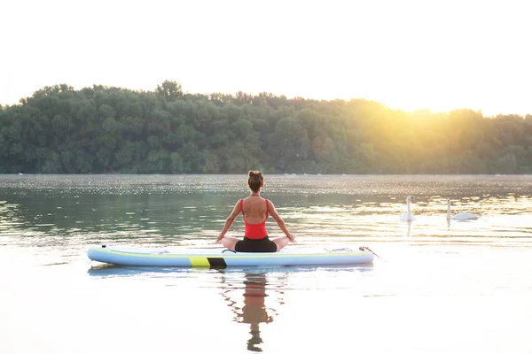 Mujer Meditando Practicando Yoga Durante Amanecer Paddle Board — Foto de Stock