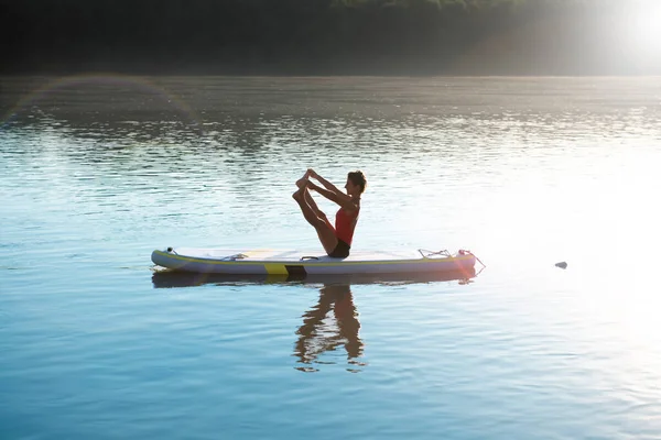 Mujer Meditando Practicando Yoga Durante Amanecer Paddle Board — Foto de Stock