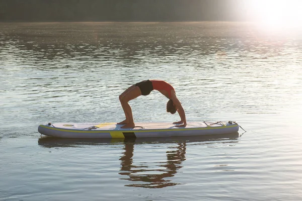 Mulher Meditando Praticando Ioga Durante Nascer Sol Paddle Board — Fotografia de Stock