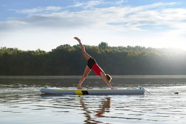 Mujer Meditando Practicando Yoga Durante Amanecer Paddle Board — Foto de Stock