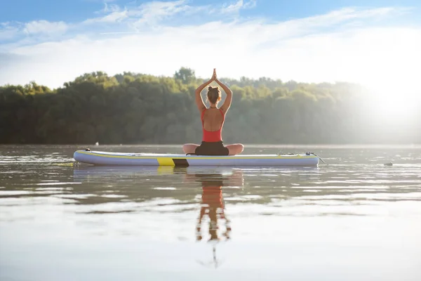 Frau Meditiert Und Praktiziert Yoga Bei Sonnenaufgang Paddelbrett — Stockfoto