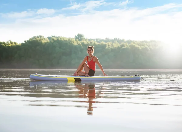 Mujer Meditando Practicando Yoga Durante Amanecer Paddle Board — Foto de Stock