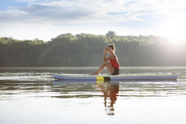 Mulher Meditando Praticando Ioga Durante Nascer Sol Paddle Board — Fotografia de Stock