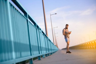 Formda erkek eğitimi ve spor uygulaması.