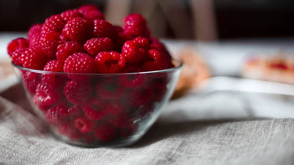 Juicy Raspberries Glass Plate White Table — Stock Photo, Image