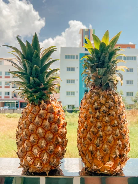 Zwei Leuchtend Gelbe Ananas Aus Thailand — Stockfoto