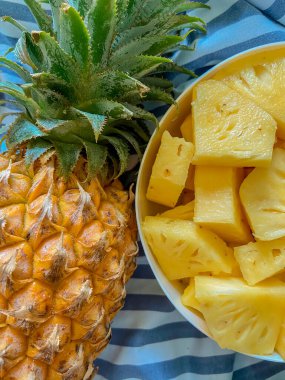 Masadaki parlak ve sulu ananaslar