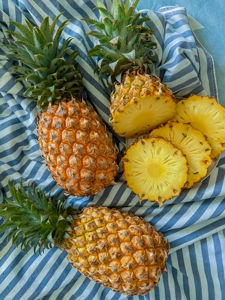 Helle Und Saftige Ananas Auf Dem Tisch — Stockfoto