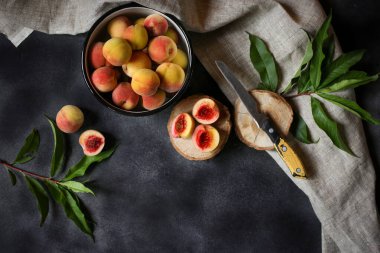 Karanlık bir masada ev yapımı şeftali ve şeftali.