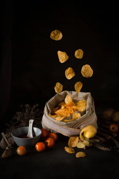 Patatas Fritas Voladoras Con Salsa Tomate Tomates Sobre Fondo Oscuro — Foto de Stock