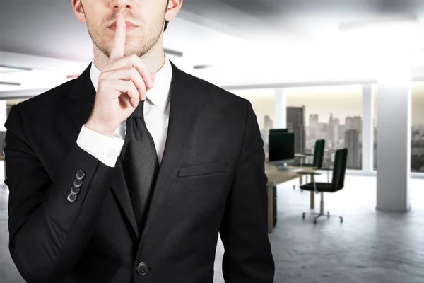 Affärsman Stort Rent Kontor Med Finger Läppar Som Ber Tystnad — Stockfoto