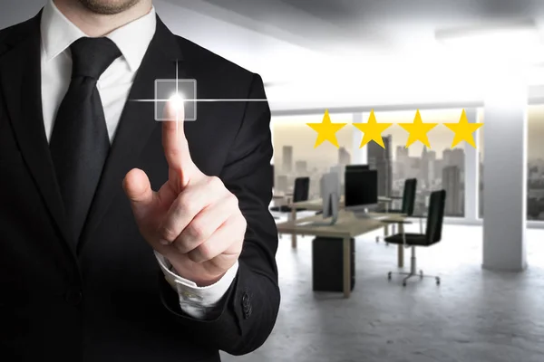 Geschäftsmann Großem Modernen Büro Drückt Virtuelle Taste Vier Sterne Bewertung — Stockfoto