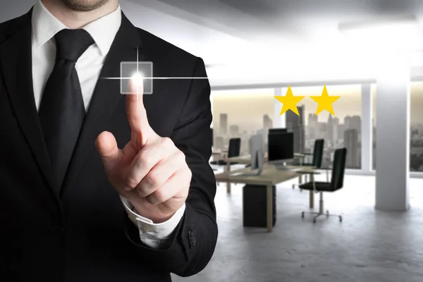 Geschäftsmann Großem Modernem Büro Drückt Virtuelle Taste Zwei Sterne Bewertung — Stockfoto