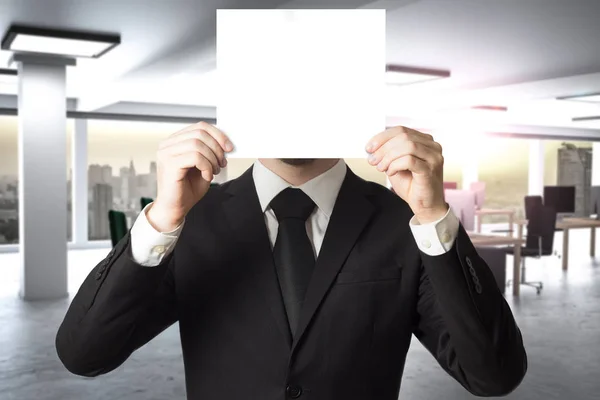 商人在大现代办公室掩藏面孔在标志后面3D — 图库照片