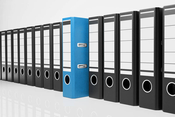 большой ряд черных офисных папок с одной синей папкой, conceptu
