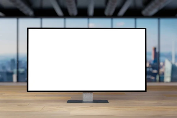 Gran estación de trabajo de computadora en escritorio de oficina de madera en blanco y skyli — Foto de Stock