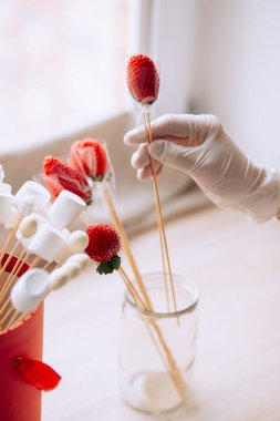 Fresh strawberry Arrangements, Bouquets, edible fresh fruit arrangement gifts. How to Make edible Bouquet: Steps, tutorial