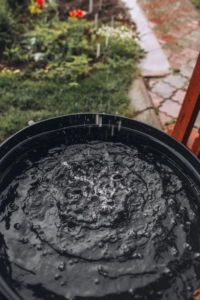 Rain Water Is Streaming Into Barrel In The Garden — Stock Photo, Image
