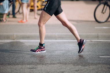 Maratonda koşan bacaklar, triatlon