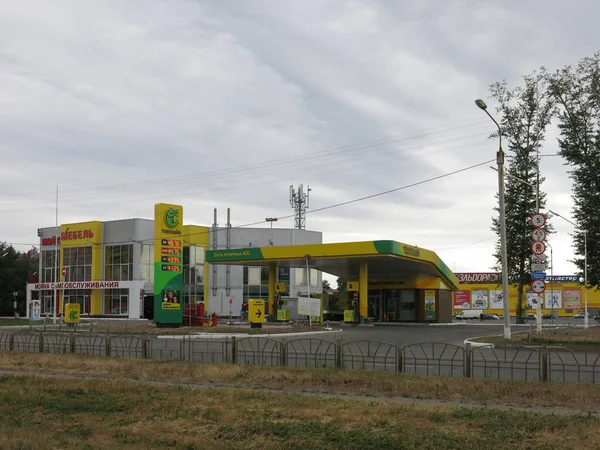 Omsk, Rusya - 21 Haziran 2020: Khimikov caddesinde benzin istasyonu ve araba yıkama