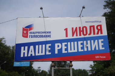 Omsk, Rusya - 02 Temmuz 2020: Khimikov Caddesi 'ndeki tüm Rusya anayasal oylarının Billboard' u