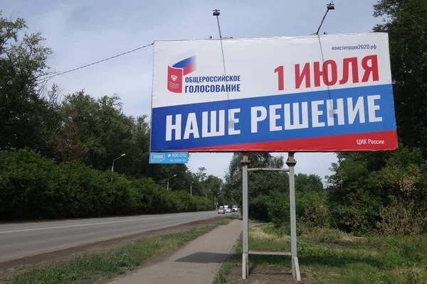 Omsk, Rusya - 02 Temmuz 2020: Khimikov Caddesi 'ndeki tüm Rusya anayasal oylarının Billboard' u