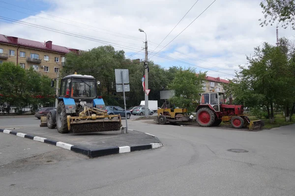 Omsk, Rusya - 29 Haziran 2020: Mira Bulvarı 'ndaki otoparkta hizmet araçları