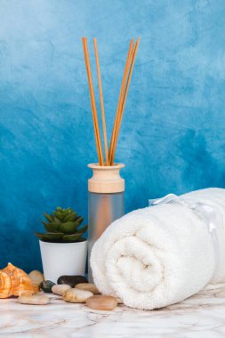 Mermer tablo ve mavi arkaplan üzerindeki nesneler ve elementler