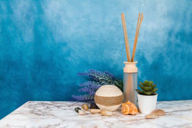 Mermer tablo ve mavi arkaplan üzerindeki nesneler ve elementler