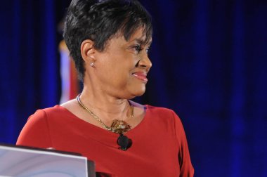 Yargıç Glenda Hatchett 22 Ekim 2014 'te Orlando Florida' daki İnanç Sempozyumu sırasında konuştu.  