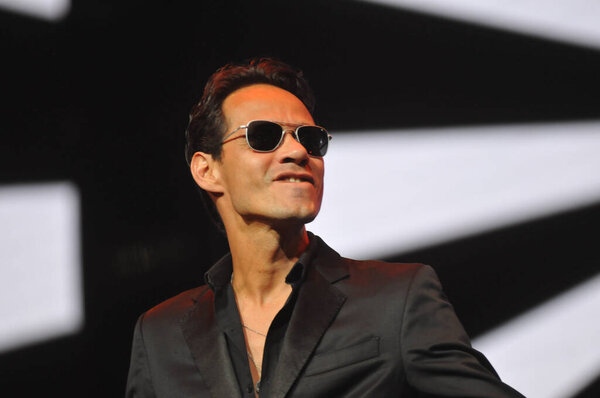 Латиноамериканский певец Марк Энтони выступает в Amway Center в Орландо, Флорида, 5 октября 2014 года. 