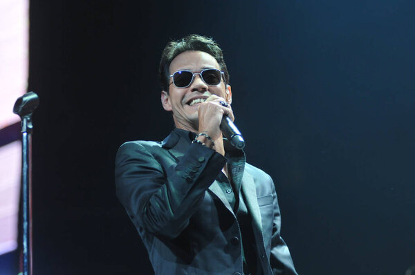 Латиноамериканский певец Марк Энтони выступает в Amway Center в Орландо, Флорида, 5 октября 2014 года.