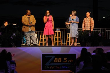 8 Nisan 2012 'de Orlando Florida' da yıllık Deniz Dünyasının Paskalya Gündoğumu Servisi.