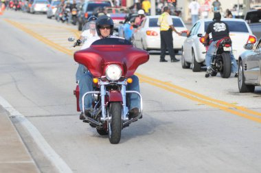 17 Mart 2012 'de Daytona Beach Florida' da düzenlenen geleneksel Bisiklet Haftası sırasında motorcular.