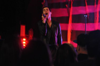 Christian Rock Group David Crowder Band, 17 Ekim 2017 'de Orlando Florida' daki Winter Jam Tour 'da sahne almaktadır..  