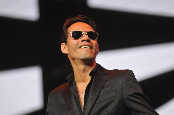 Латиноамериканский певец Марк Энтони выступает в Amway Center в Орландо, Флорида, 5 октября 2014 года. 