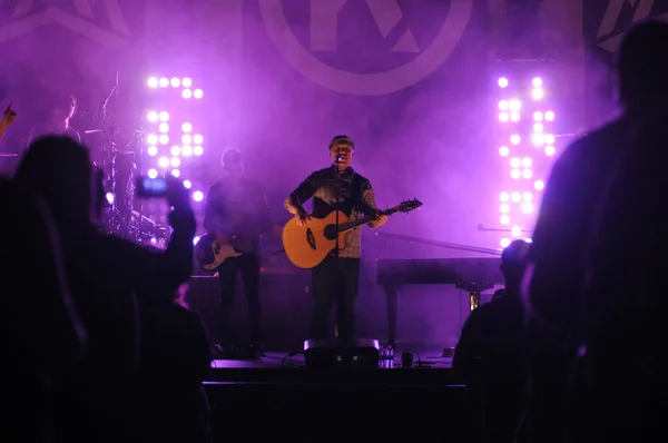 2014年3月23日 オセオラ パフォーミング アーツ センター キッシミーでクリスチャン ロック バンド オーディオ アドレナリンとクットレスが演奏する — ストック写真