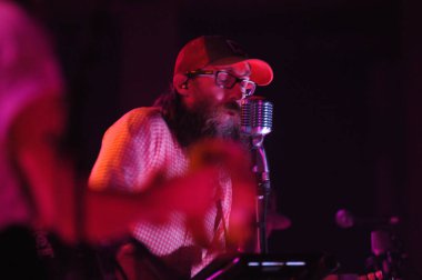 Christian Rock Group David Crowder Band, 17 Ekim 2017 'de Orlando Florida' daki Winter Jam Tour 'da sahne almaktadır..  