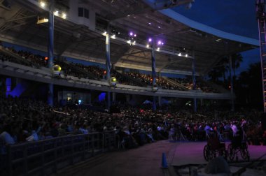 8 Nisan 2012 'de Orlando Florida' da yıllık Deniz Dünyasının Paskalya Gündoğumu Servisi.