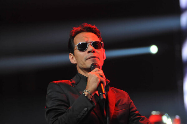 Латиноамериканский певец Марк Энтони выступает в Amway Center в Орландо, Флорида, 5 октября 2014 года.