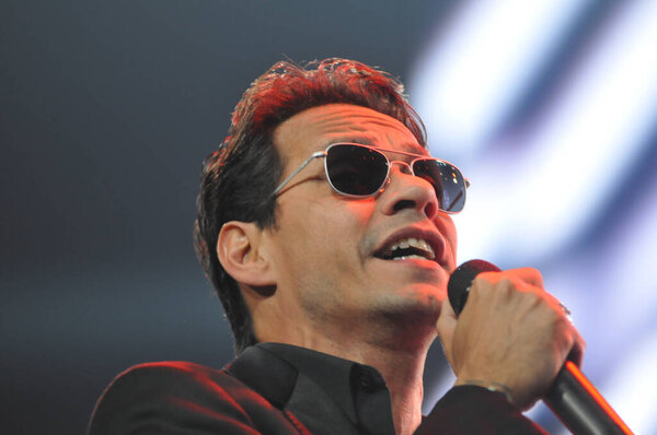 Латиноамериканский певец Марк Энтони выступает в Amway Center в Орландо, Флорида, 5 октября 2014 года.